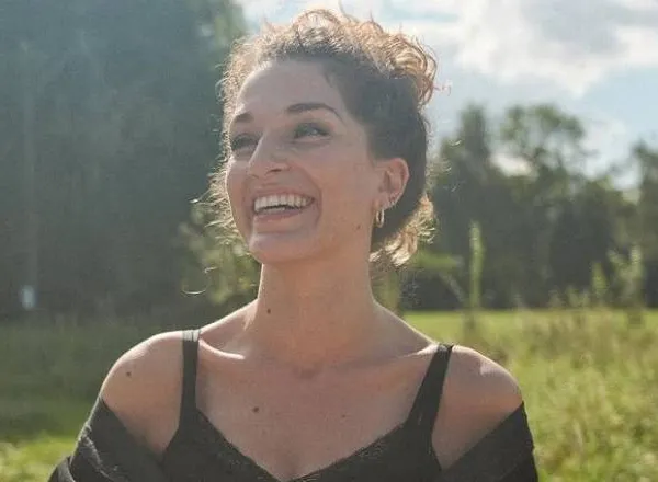 ‘Dertigers’-actrice Idalie Samad 'Baywatch-babe' gedoopt na heerlijke bikinifoto's
