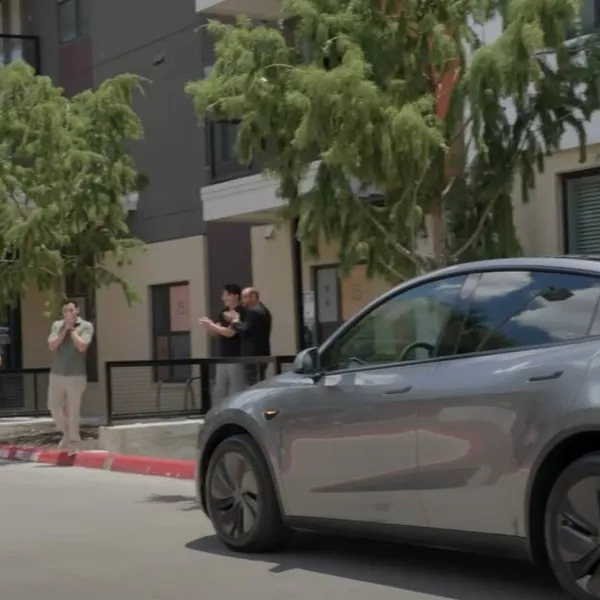 Elon Musk maakt belofte waar: beelden tonen hoe Tesla autonoom van fabriek naar nieuwe eigenaar rijdt