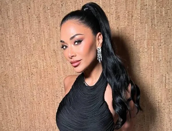 De halve wereld plakt tegen zijn scherm: ex-Pussycat Doll Nicole Scherzinger poseert zonder bh!