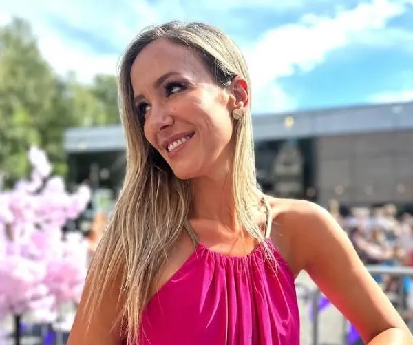 Amaai! Elisabet uit 'De Mol' trekt een paar jurkjes aan waarin 'alles' goed tot zijn recht komt (foto's)