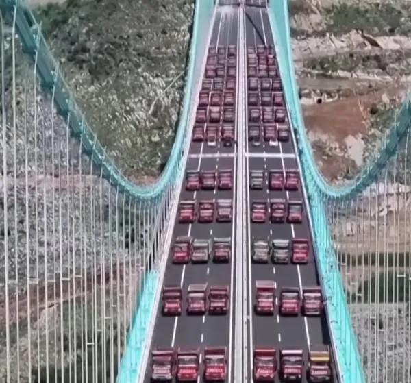 Hangbrug hoger dan Empire State Building ondergaat finale test: 96 vrachtwagens, goed voor 3.360 ton!