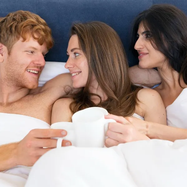 Thomas (32) onthult alle details over zijn allereerste 'ménage à trois' met zijn vrouw Sophie en haar beste vriendin Emma