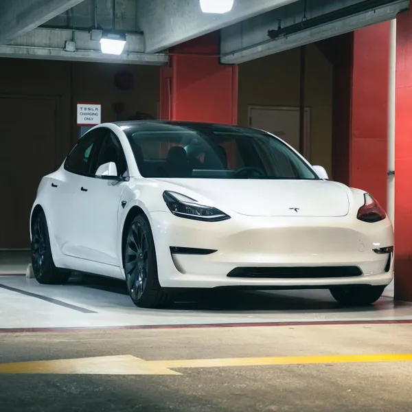 Weer een klap voor Elon Musk: belangrijke feature van Tesla dreigt geband te worden na veiligheidsproblemen