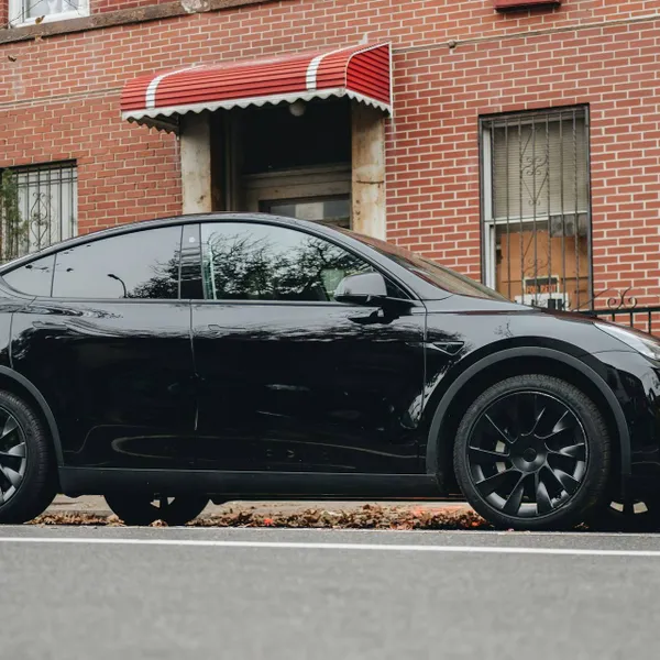 Vrouw die al twee jaar een Tesla Model Y bezit, legt uit waarom het de 'slechtste financiële beslissing in haar leven' is