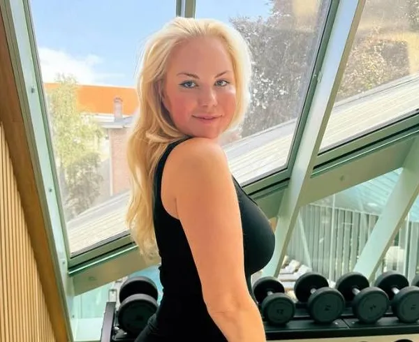 Lesley-Ann Poppe gooit haar twee melkheuvels in de strijd in pikante rode lingerie: "Twee voltreffers!" (foto's)