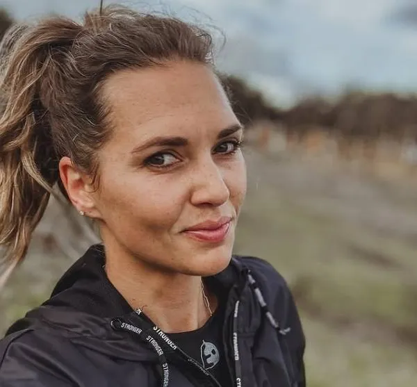 Hallo kroket! Ine Beyen maakt zich helemaal nat en showt al haar rondingen in een wetsuit (foto's)