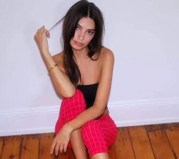 Dit is waarom alle grote merken om haar vechten: Emily Ratajkowski blaast iedereen weg met nieuwe lingeriefoto's