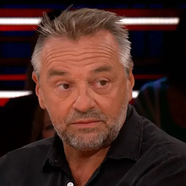 Tom Waes doet opvallende bekentenis over zijn rijbewijs na zware crash: "Dat duurt blijkbaar máánden..."