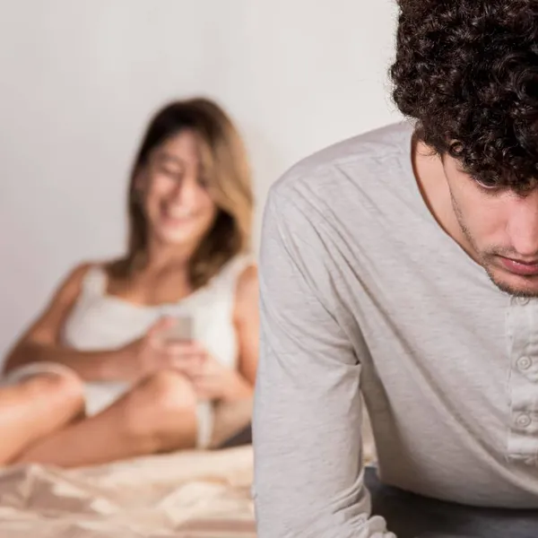 "Help! Mijn vriendin is plots beste maatjes met mijn geschifte ex, en nu willen ze een triootje..."