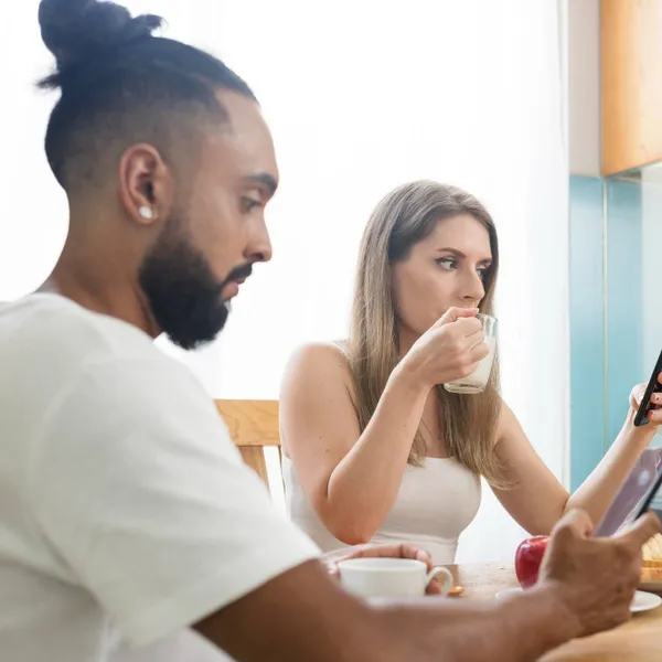Scheefwippende man wordt ontmaskerd door zijn vriendin op de meest bizarre manier... na aankoop van nieuwe iPhone