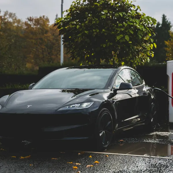 Tesla-rijder onthult schokkend kostenverschil tussen thuis opladen en Superchargen, en iedereen staat versteld