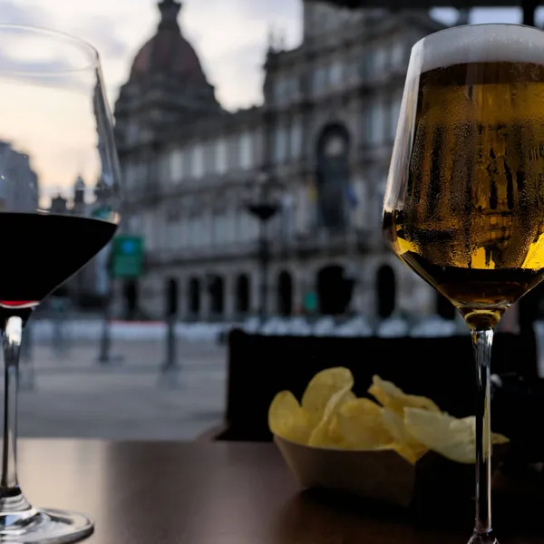 Wetenschappers breken met jarenlang advies: vanaf deze leeftijd is het juist goed om elke dag een pintje of wijntje te drinken