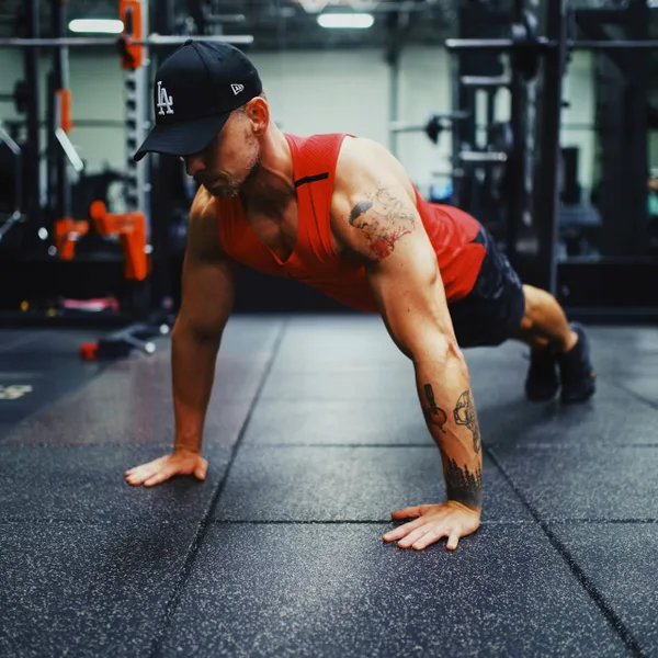 Wat er écht met je lichaam gebeurt als je 30 dagen lang 100 push-ups doet (en of het écht iets oplevert)