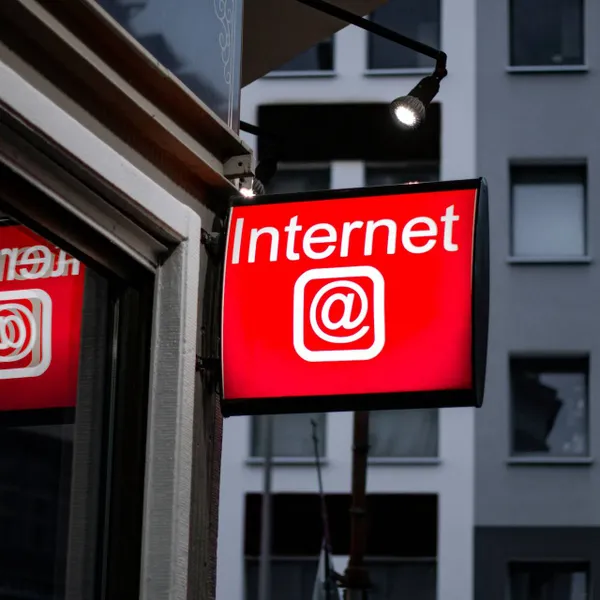 Man die het internet uitvond onthult waarom hij het wereldwijde web gratis weggaf, en waarom hij zich nu zorgen maakt