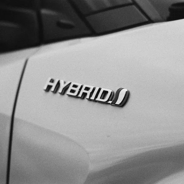 Na de ontploffing in Izegem: zijn hybride wagens een tikkende tijdbom én (veel) gevaarlijker dan volledig elektrische auto's?