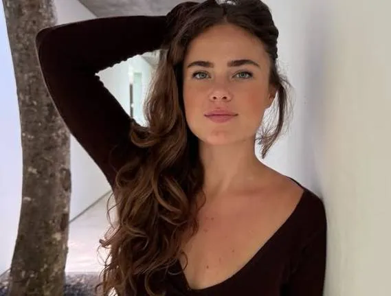 Hollandse knapperd Femke gooit met de regelmaat van de klok wat kleren uit, en dat mag ze van ons blijven doen (foto's)