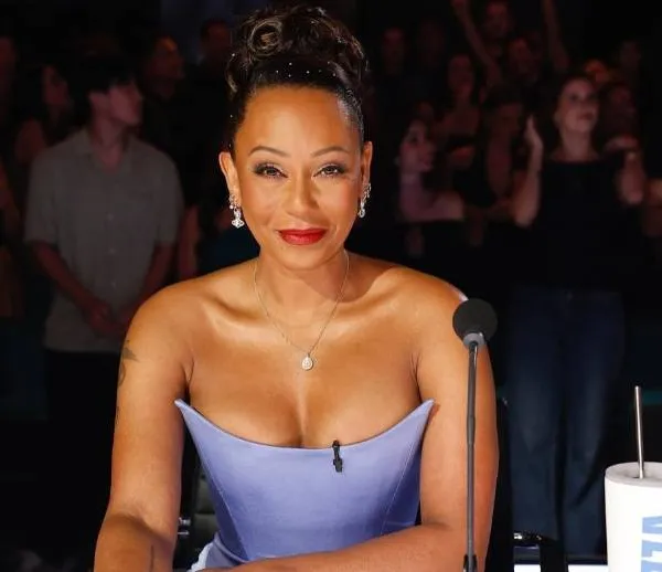 Spice Girl Mel B verrast met bikinifoto van 25 jaar geleden, en iedereen zegt hetzelfde: "Een hete patat... toen én nu!"