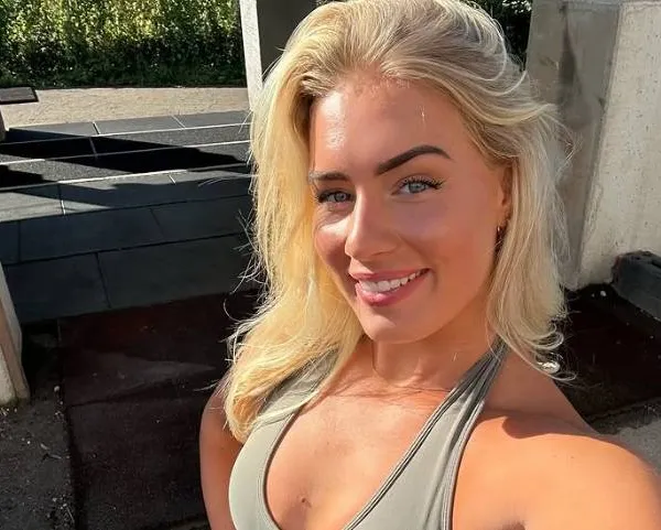 Alice uit 'Big Brother' showt haar nieuwste lingerie en fitnesspakjes en dat levert fascinerend beeldmateriaal op