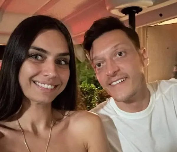 Fans in shock: zo ziet ex-topvoetballer Mesut Özil er nu uit – en je herkent hem écht niet meer!