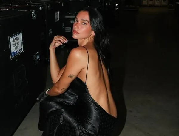 Dua Lipa breekt Instagram doormidden met stomende foto's en iedereen zegt hetzelfde: "Wauw, die benen!"