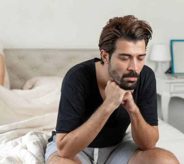 Wouter (47) heeft een probleempje in bed: "Ik krijg hem niet meer recht door de slaapkamerdecoratie die mijn vrouw koos!"