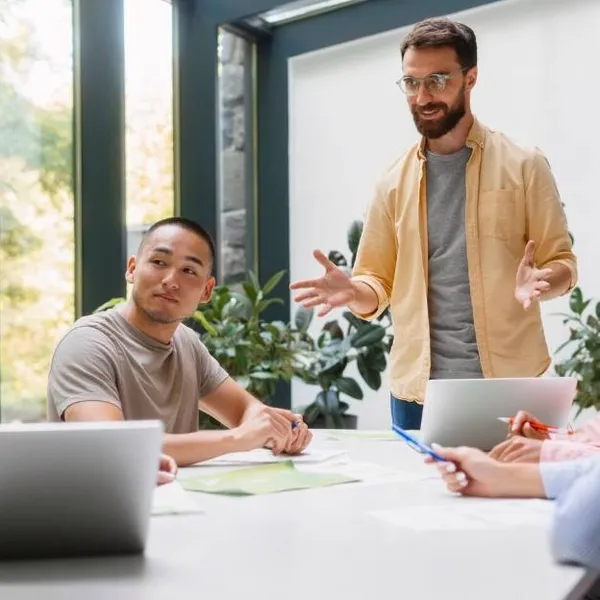 Expert onthult 4 lichaamstaaltrucs waarmee je instant respect krijgt op het werk en meetings domineert