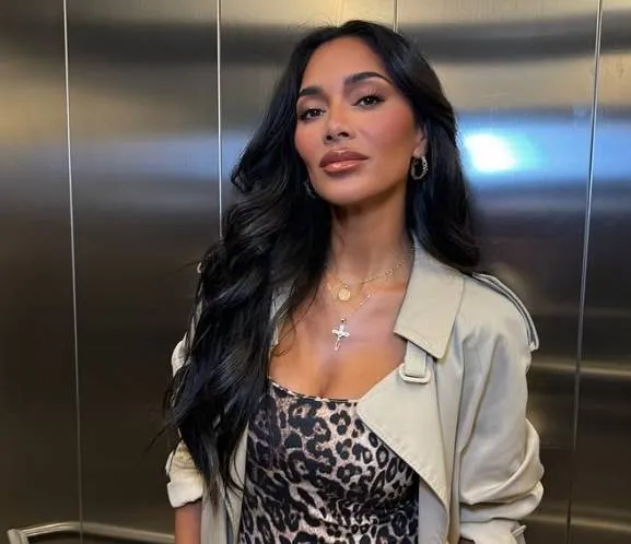 Miauwkes! Ex-Pussycat Doll Nicole Scherzinger toont in bikini waarom zoveel mannen aan haar voeten liggen