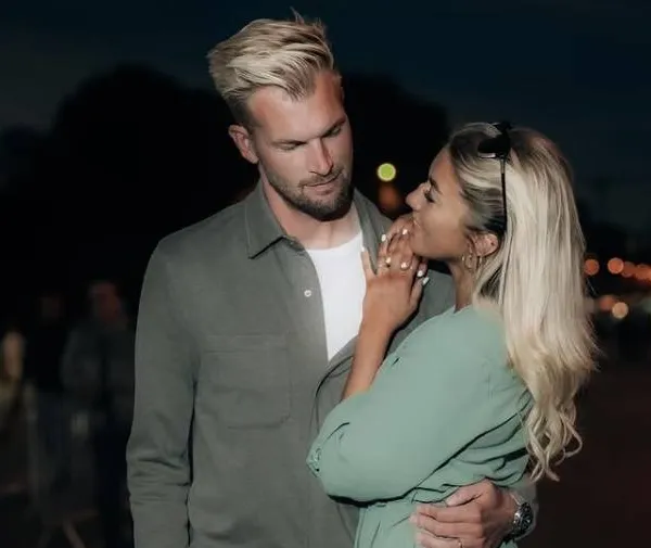 Charlotte, het lief van Ruben Van Gucht (ja, je mag dat zeggen), etaleert haar kathedraal van een lichaam in bikini (foto's)