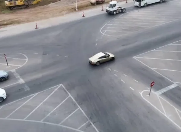 Dronebeelden uit Tesla’s fabriek in Texas wakkeren de hype aan rond nieuw model (en één detail valt écht op)