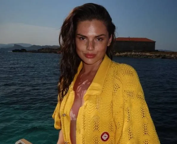 Leder-en-latex-seizoen: Famke Louise doet haar fans zweten met haar nieuwste outfits! (foto's)