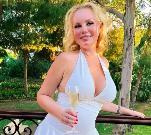 Lesley-Ann Poppe doet mee met virale lingerietrend, maar niet al haar volgers zijn even hard onder de indruk