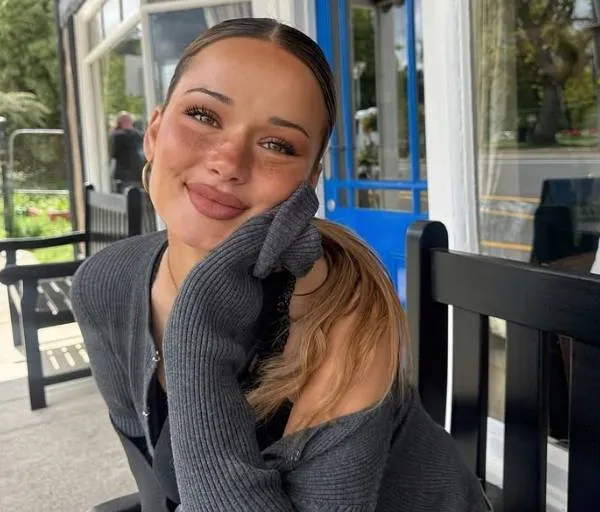 Isabelle is een rijzende ster op het wereldwijde web en daar zitten deze snikhete foto's wel voor iets tussen