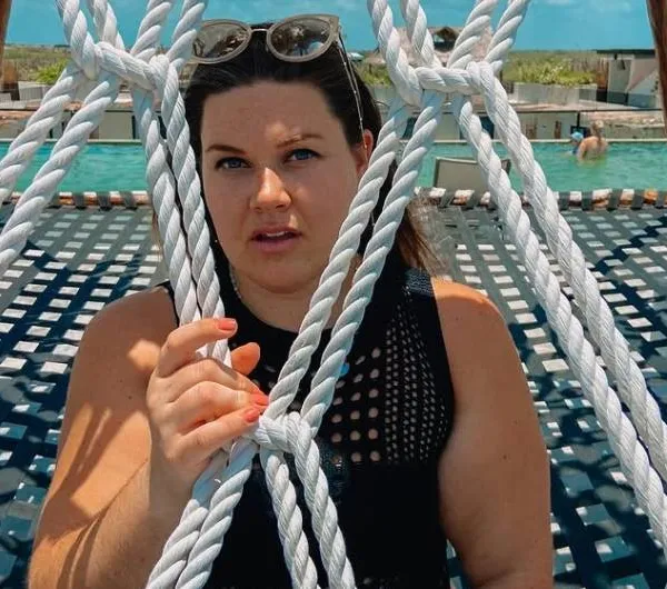 Catherin zit gezellig in bad terwijl wildvreemde mannen haar huishouden doen: "En soms krijg ik tot wel 70 orgasmes!"