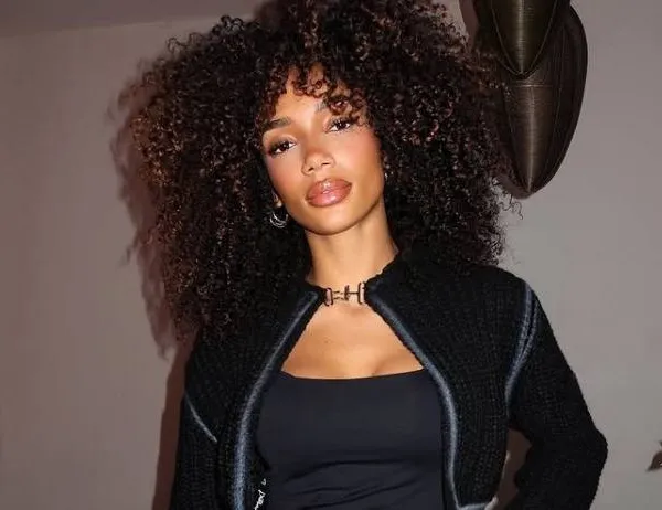 Wondermooie krullenbol Amaka Enem toont in lingerie en bikini waarom alle Hollanders stapelzot zijn van haar