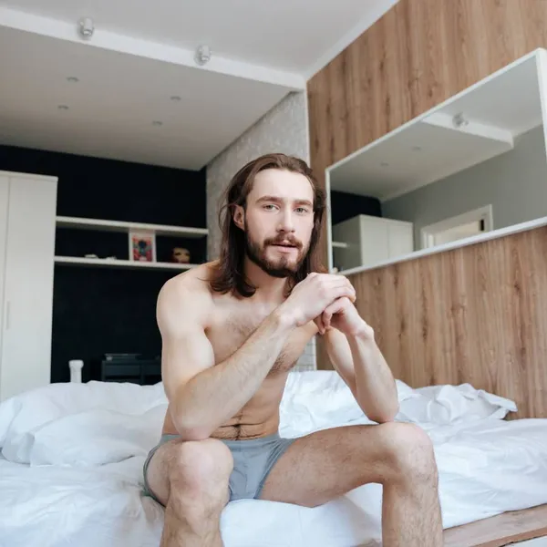 Steeds meer mannen doen aan 'jelqing' om hun 'pretstok' groter te maken. Maar wat is dat en waarom is het gevaarlijk?