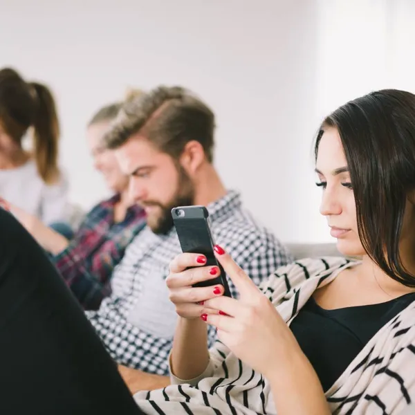 Expert legt uit hoe je 'phubbing' kunt aanpakken, iets waardoor steeds meer relaties op de klippen lopen