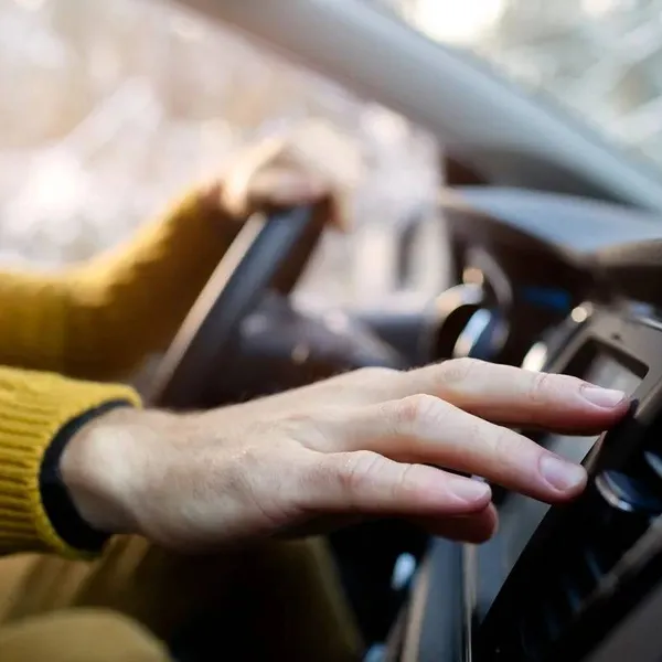 Nu de winter op komst is, waarschuwen experts: "Duw nooit op deze knop op het dashboard van je auto!"
