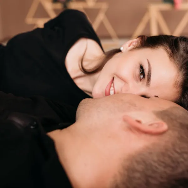 Steeds meer koppels proberen de (bizarre) 'Omorashi'-fetisj in de slaapkamer: "Doe het niet, het is gevaarlijk!"