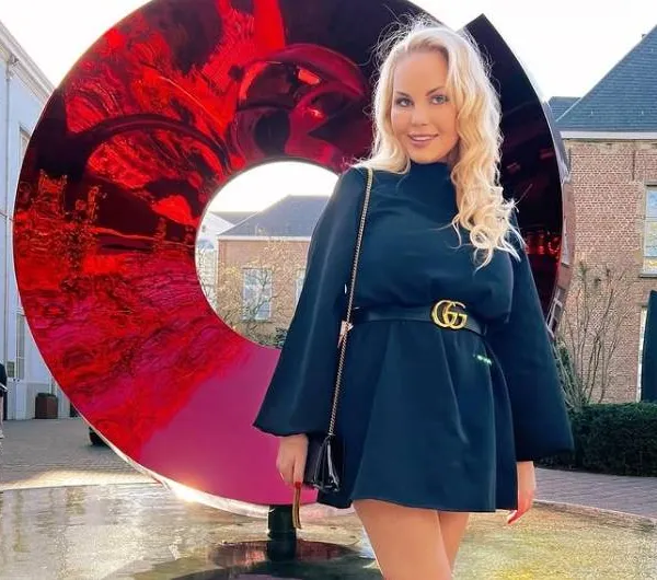 Een nepbontjas (met niks eronder) en transparante lingerie, meer heeft 'La Poppe' niet nodig om half Vlaanderen gek te maken