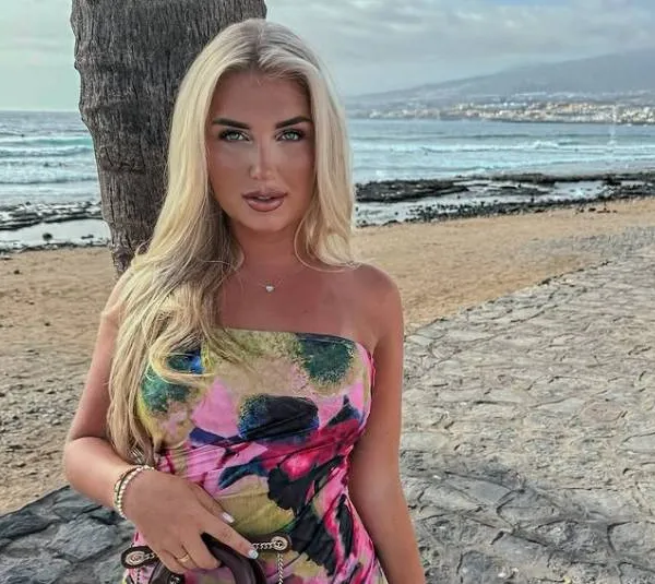 Prachtig cadeau (voor ons): Hollands bommetje Sterre Heijnen viert haar verjaardag in roze lingerie! (foto's)