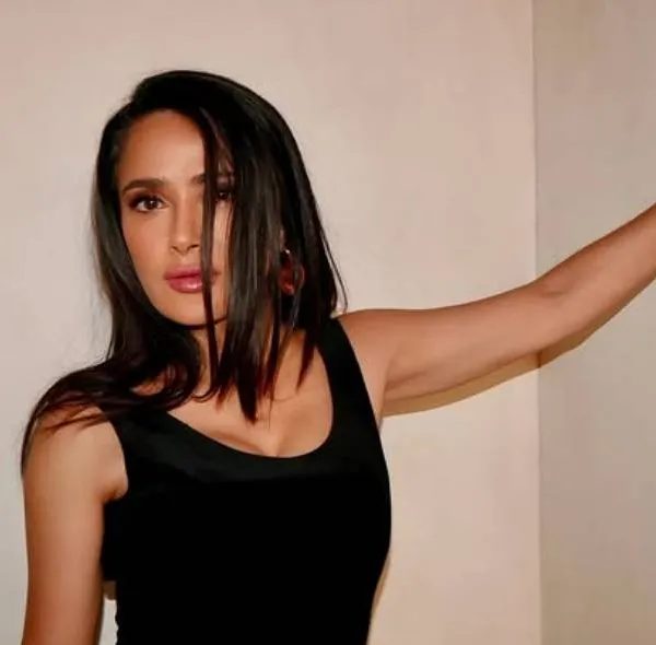 Forever young? Salma Hayek (59) maakt nog maar eens fameus indruk in bikini! (foto's)