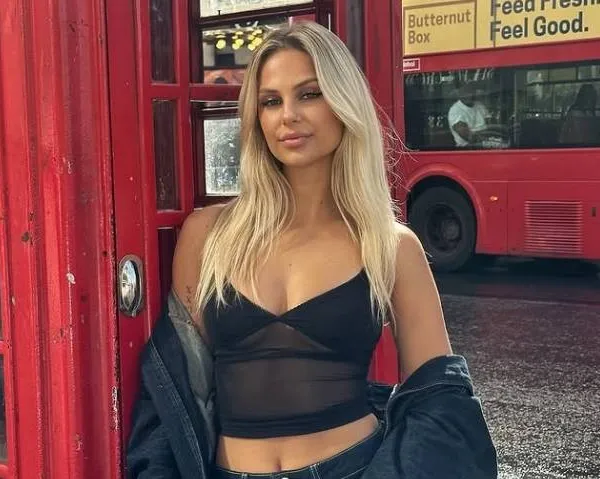 Helene toont in een ‘spannend’ fitnesspakje waarom ze door velen de 'knapste dj van Vlaanderen' wordt genoemd (foto's)