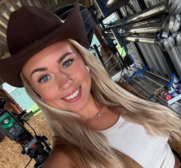 Boerin Ilse heeft het nog niet koud genoeg en duikt (in rode bikini) doodleuk in een ijsbad (foto's)