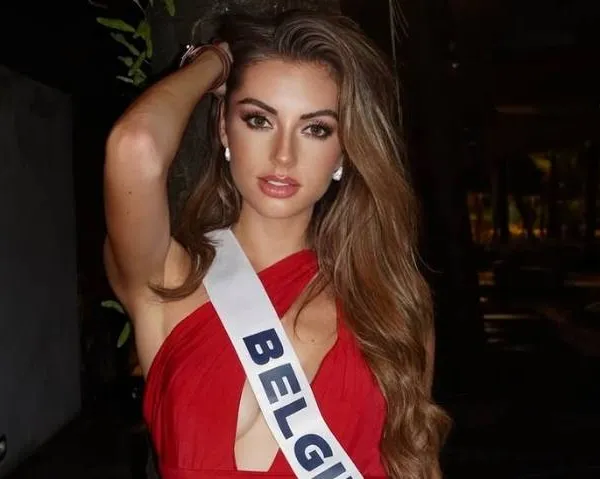 De nieuwste bikinifoto's van Miss België Karen Jansen zijn om duimen en vingers bij af te likken