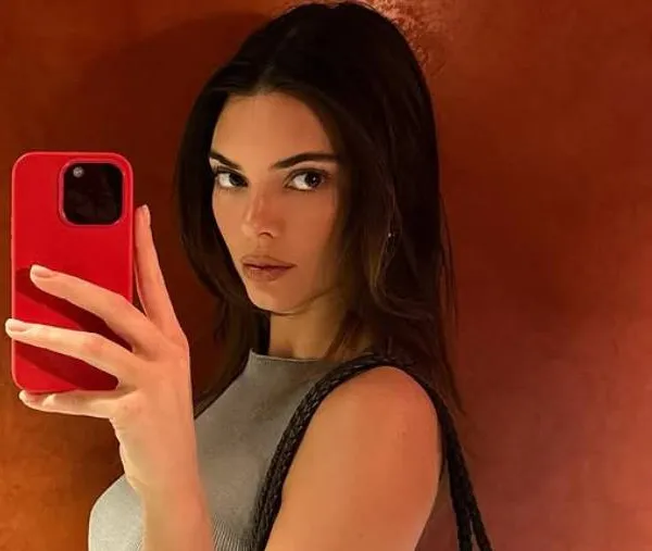 Kendall Jenner zoekt nog eens het randje van Instagram op door met én zonder bikini te poseren