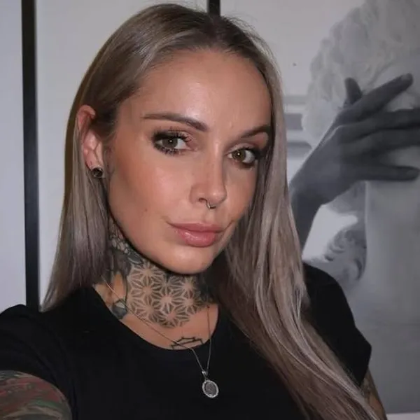 Pommeline Tillière poseert in zwarte lingerie en toont nog eens waarom half België stapelzot is van haar