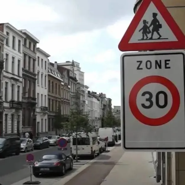 Overtreding in zone 30 laat zich voelen in de portemonnee: zoveel betaal je nu als je een te zware voet hebt