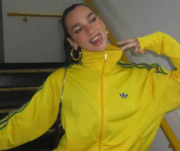 Kortgejurkte Dua Lipa die haar billetjes losschudt, is waarschijnlijk het heetste dat je deze week zal zien