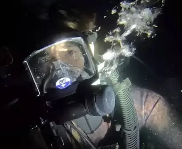 Duiker daalt af naar oceaanbodem in het holst van de nacht, en de beelden zijn angstaanjagend