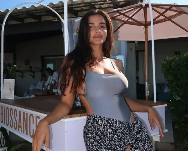 Julia Muniz bewijst schaars gekleed waarom iedereen gek is van Braziliaanse vrouwen (foto's)